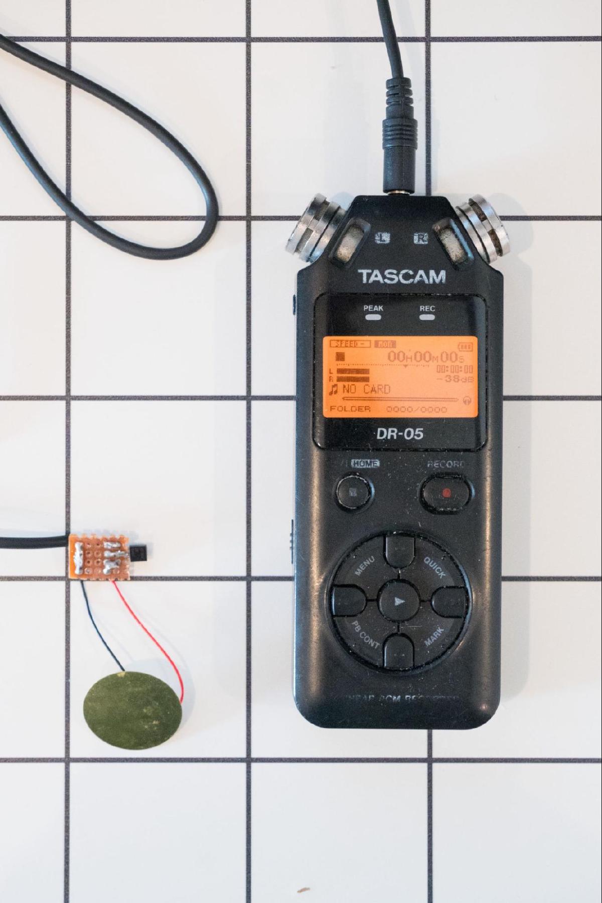 Recording device showing signal